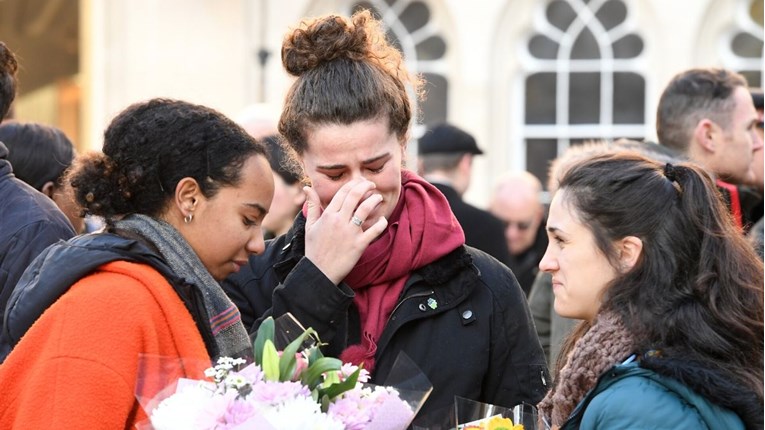 U Londonu bdjenje za žrtve napada nožem